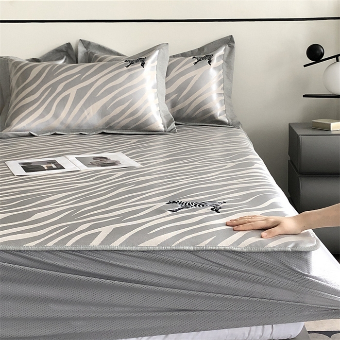 91家纺网 家纺一手货源 找家纺 三味舒屋 2025新款凉感马德里冰丝提花刺绣凉席 马德里米床笠