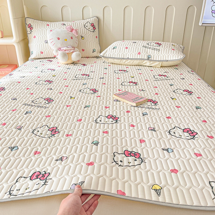 91家纺网 家纺一手货源 找家纺 金爱家 2024新款A类三丽鸥高品质可组合凉感丝乳胶席牛奶丝针织棉软糯夏被四件套 乳胶席-甜甜kitty