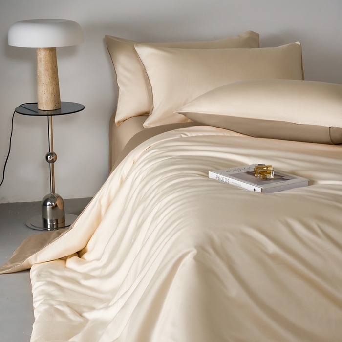 91家纺网 家纺一手货源 找家纺 秀色家纺 2025新款轻奢60支贡缎高支贡缎长绒棉全棉四件套简约纯色床上被套床单床笠式 米朵-奶昔白+亚麻咖