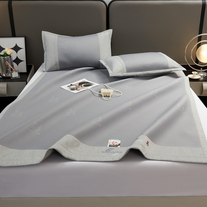 91家纺网 家纺一手货源 找家纺 青雅席业 2025新款A类母婴级刺绣冰豆豆凉席 天鹅湖-灰