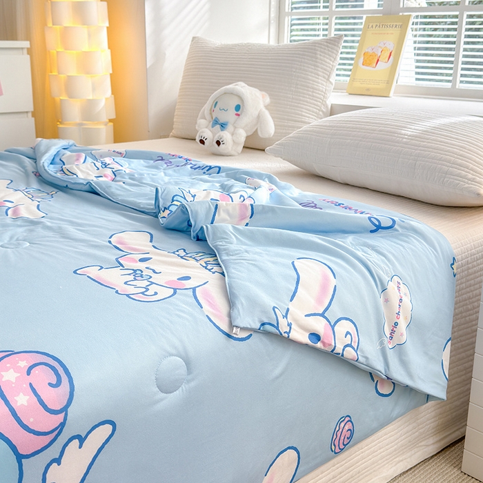 91家纺网 家纺一手货源 找家纺 博雅 2024新款三丽鸥正版系列A类牛奶丝软糯针织棉大豆纤维夏被 针织棉（带防伪标）旅行玉桂狗