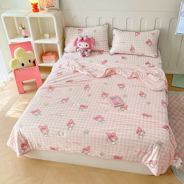 91家纺网 家纺一手货源 找家纺 金爱家 2024新款A类三丽鸥高品质可组合凉感丝乳胶席牛奶丝针织棉软糯夏被四件套 乳胶席-粉格美乐蒂