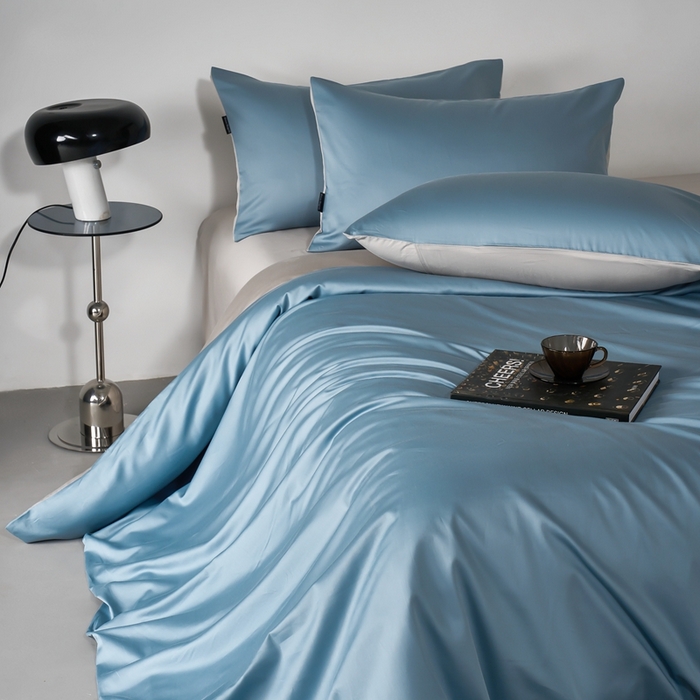 91家纺网 家纺一手货源 找家纺 秀色家纺 2025新款轻奢60支贡缎高支贡缎长绒棉全棉四件套简约纯色床上被套床单床笠式 米朵-静谧蓝烟墨灰