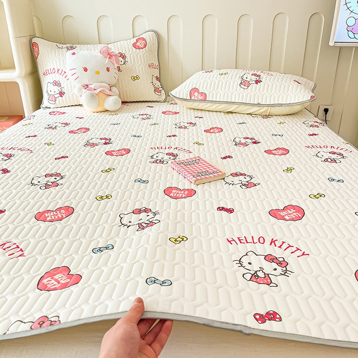 91家纺网 家纺一手货源 找家纺 金爱家 2024新款A类三丽鸥高品质可组合凉感丝乳胶席牛奶丝针织棉软糯夏被四件套 乳胶席-心心kitty