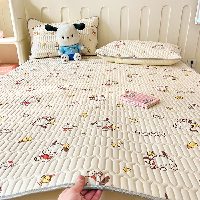 91家纺网 家纺一手货源 找家纺 金爱家 2024新款A类三丽鸥高品质可组合凉感丝乳胶席牛奶丝针织棉软糯夏被四件套 乳胶席-小鸡帕恰狗