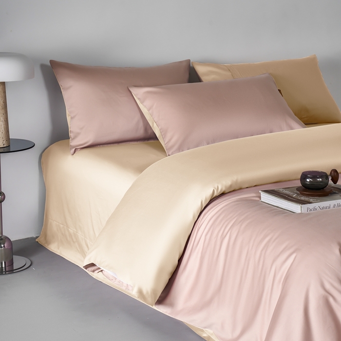 91家纺网 家纺一手货源 找家纺 秀色家纺 2025新款轻奢60支贡缎高支贡缎长绒棉全棉四件套简约纯色床上被套床单床笠式 米朵-茱萸粉+香槟金