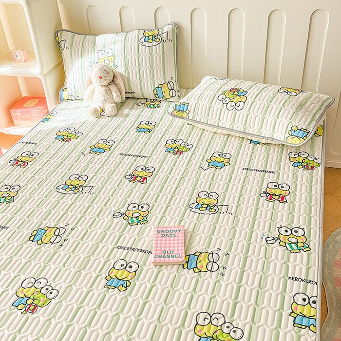 91家纺网 家纺一手货源 找家纺 金爱家 2024新款A类三丽鸥高品质可组合凉感丝乳胶席牛奶丝针织棉软糯夏被四件套 乳胶席-夏日大眼蛙