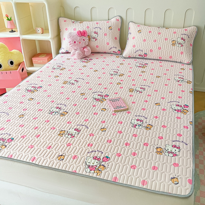 91家纺网 家纺一手货源 找家纺 金爱家 2024新款A类三丽鸥高品质可组合凉感丝乳胶席牛奶丝针织棉软糯夏被四件套 乳胶席-草莓kitty