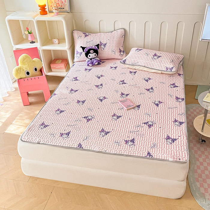 91家纺网 家纺一手货源 找家纺 金爱家 2024新款A类三丽鸥高品质可组合凉感丝乳胶席牛奶丝针织棉软糯夏被四件套 乳胶席-紫色库洛米之心