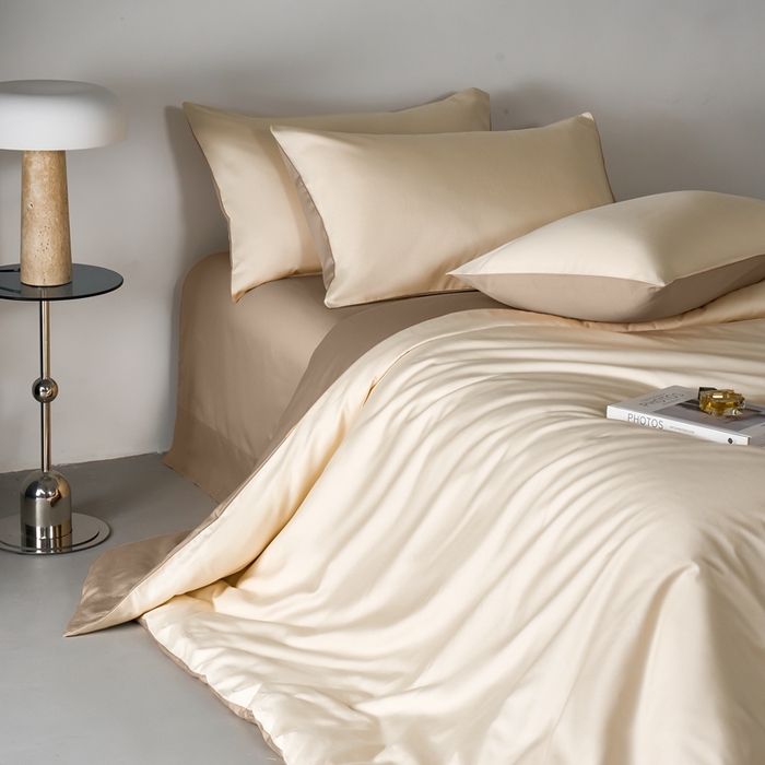 91家纺网 家纺一手货源 找家纺 秀色家纺 2025新款轻奢60支贡缎高支贡缎长绒棉全棉四件套简约纯色床上被套床单床笠式 米朵-奶昔白+亚麻咖