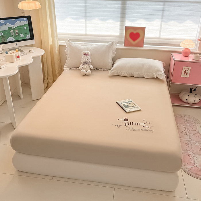 91家纺网 家纺一手货源 找家纺 2024新款A类全棉水洗棉绣花单床笠 腊肠狗-奶驼