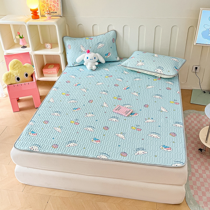 91家纺网 家纺一手货源 找家纺 金爱家 2024新款A类三丽鸥高品质可组合凉感丝乳胶席牛奶丝针织棉软糯夏被四件套 乳胶席-可爱玉桂狗