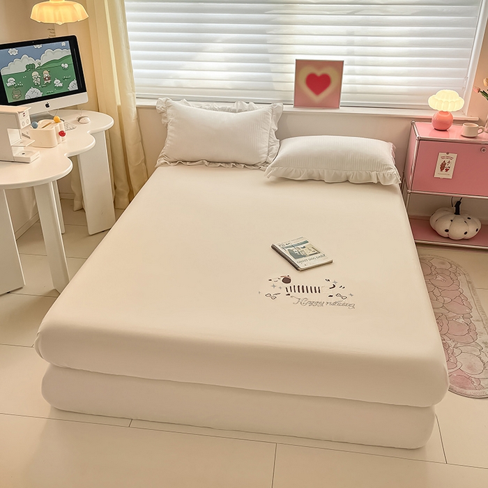 91家纺网 家纺一手货源 找家纺 2024新款A类全棉水洗棉绣花单床笠 腊肠狗-月光白