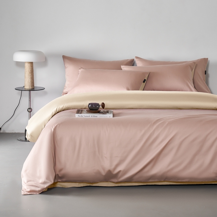 91家纺网 家纺一手货源 找家纺 秀色家纺 2025新款轻奢60支贡缎高支贡缎长绒棉全棉四件套简约纯色床上被套床单床笠式 米朵-茱萸粉+香槟金