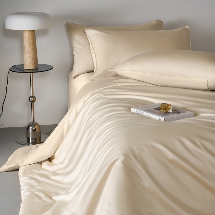 91家纺网 家纺一手货源 找家纺 秀色家纺 2025新款轻奢60支贡缎高支贡缎长绒棉全棉四件套简约纯色床上被套床单床笠式 米朵-奶昔白