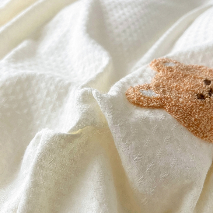 91家纺网 家纺一手货源 找家纺 慕尚 2025新款全棉华夫格毛巾绣四件套 华夫格小熊仔白咖