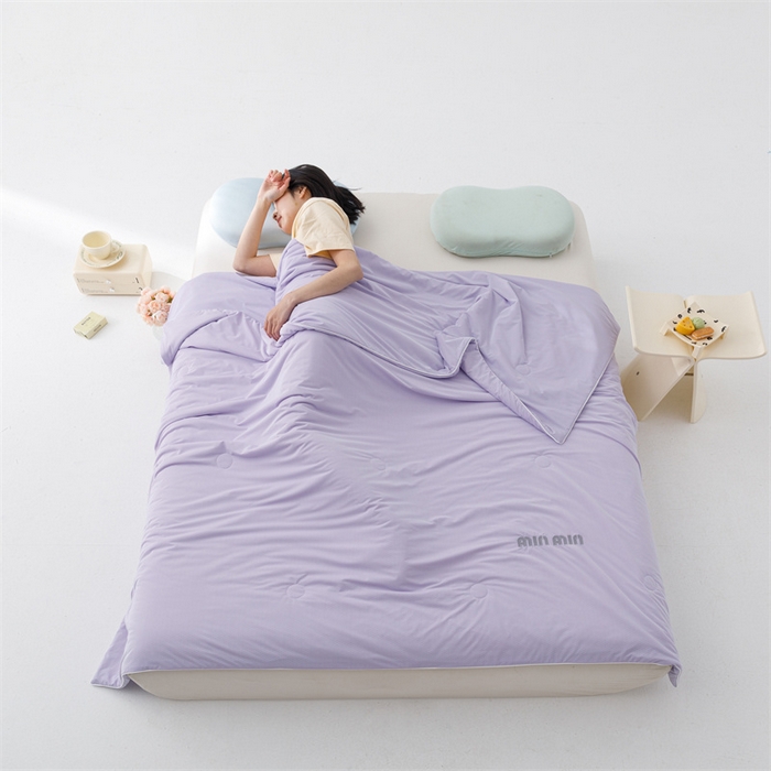 91家纺网 家纺一手货源 找家纺 丝幔家纺 2025新款A类提花绣花凉感夏被 被子被芯 魅紫