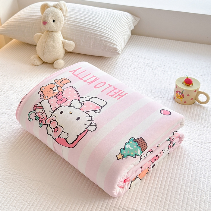 91家纺网 家纺一手货源 找家纺 博雅 2024新款三丽鸥正版系列A类牛奶丝软糯针织棉大豆纤维夏被 针织棉（带防伪标）kt小熊