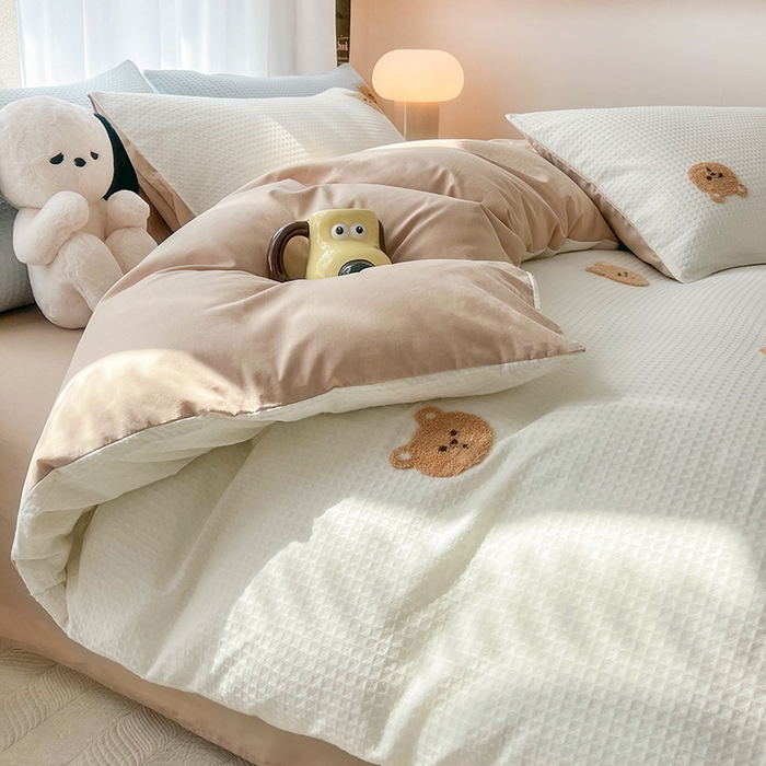 91家纺网 家纺一手货源 找家纺 慕尚 2025新款全棉华夫格毛巾绣四件套 华夫格小熊仔白咖