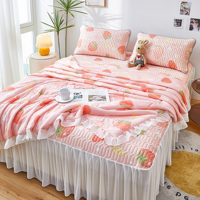 91家纺网 家纺一手货源 找家纺 爱上家居 2024新款印花凉席床裙床单款夏被-床裙款 甜蜜草莓
