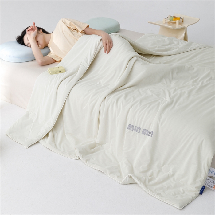 91家纺网 家纺一手货源 找家纺 丝幔家纺 2025新款A类提花绣花凉感夏被 被子被芯 奶油白