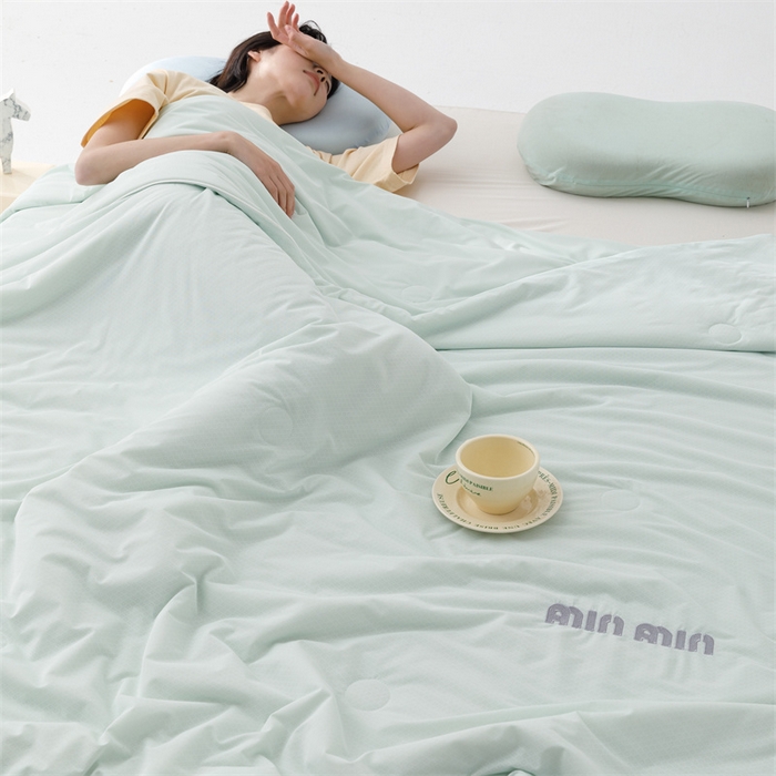 91家纺网 家纺一手货源 找家纺 丝幔家纺 2025新款A类提花绣花凉感夏被 被子被芯 淡雅绿