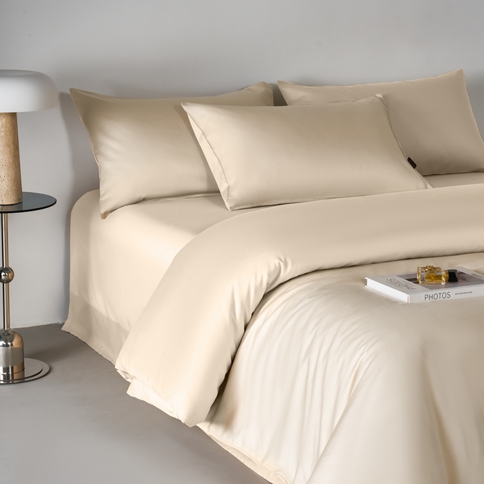 91家纺网 家纺一手货源 找家纺 秀色家纺 2025新款轻奢60支贡缎高支贡缎长绒棉全棉四件套简约纯色床上被套床单床笠式 米朵-奶昔白