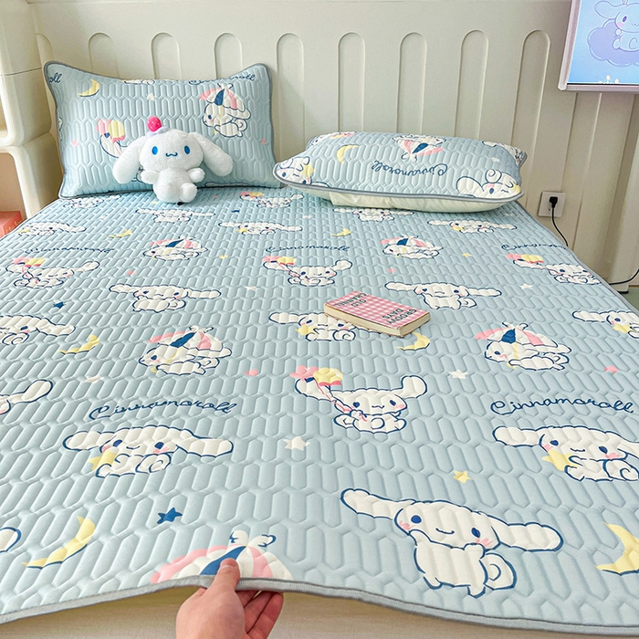 91家纺网 家纺一手货源 找家纺 金爱家 2024新款A类三丽鸥高品质可组合凉感丝乳胶席牛奶丝针织棉软糯夏被四件套 乳胶席-月亮玉桂狗