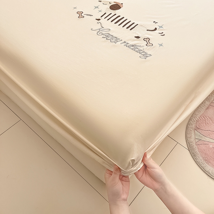 91家纺网 家纺一手货源 找家纺 2024新款A类全棉水洗棉绣花单床笠 腊肠狗-月光白