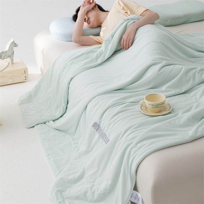 91家纺网 家纺一手货源 找家纺 丝幔家纺 2025新款A类提花绣花凉感夏被 被子被芯 淡雅绿