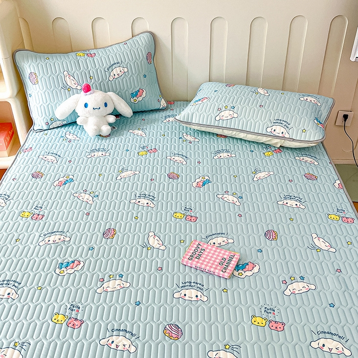 91家纺网 家纺一手货源 找家纺 金爱家 2024新款A类三丽鸥高品质可组合凉感丝乳胶席牛奶丝针织棉软糯夏被四件套 乳胶席-可爱玉桂狗