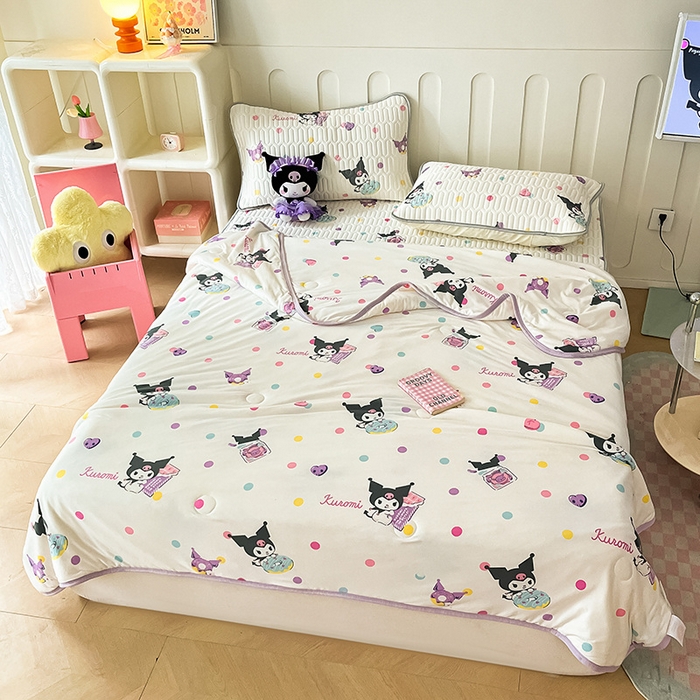 91家纺网 家纺一手货源 找家纺 金爱家 2024新款A类三丽鸥高品质可组合凉感丝乳胶席牛奶丝针织棉软糯夏被四件套 乳胶席-彩糖库洛米