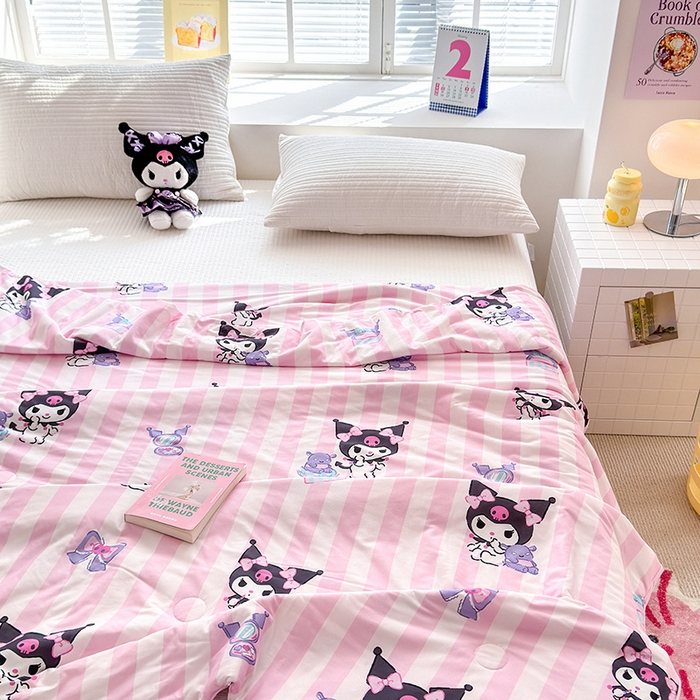 91家纺网 家纺一手货源 找家纺 博雅 2024新款三丽鸥正版系列A类牛奶丝软糯针织棉大豆纤维夏被 针织棉（带防伪标）粉条纹库洛米