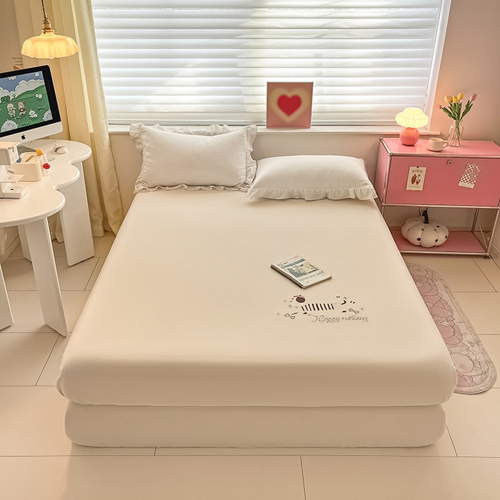 91家纺网 家纺一手货源 找家纺 2024新款A类全棉水洗棉绣花单床笠 腊肠狗-月光白