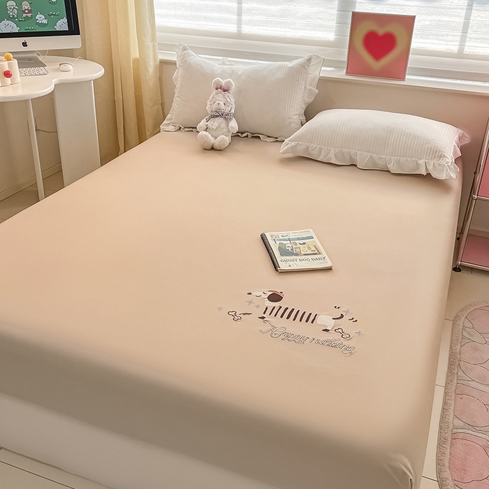 91家纺网 家纺一手货源 找家纺 2024新款A类全棉水洗棉绣花单床笠 腊肠狗-奶驼