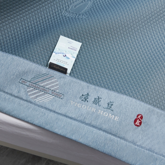 91家纺网 家纺一手货源 找家纺 青雅席业 2025新款A类母婴级刺绣冰豆豆凉席 天鹅湖-蓝