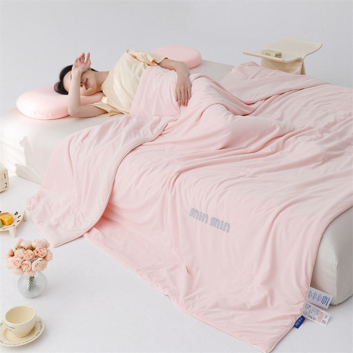 91家纺网 家纺一手货源 找家纺 丝幔家纺 2025新款A类提花绣花凉感夏被 被子被芯 樱花粉