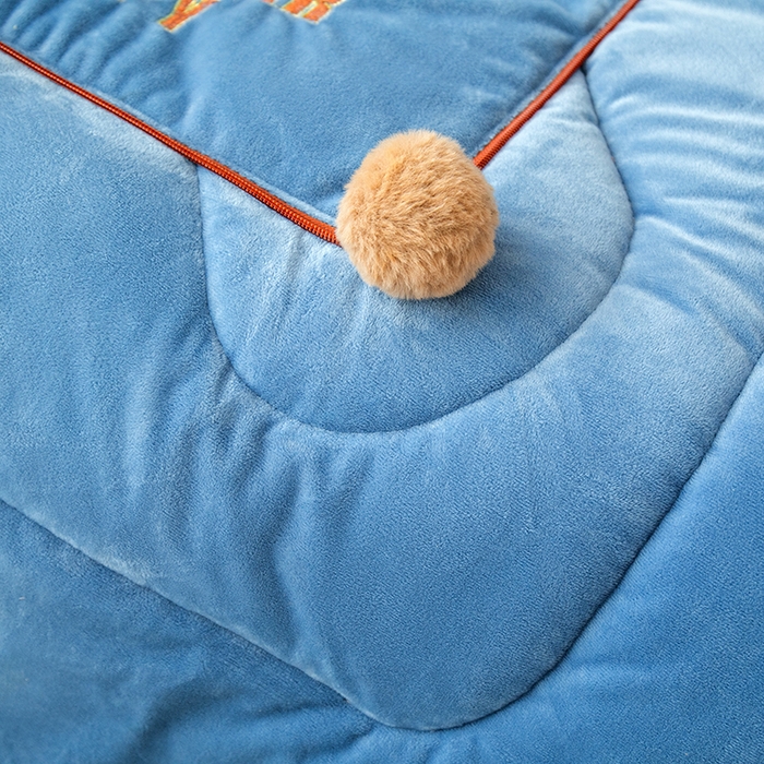 91家纺网 家纺一手货源 找家纺 枕芯真意 2024新款宝宝绒抱枕被 蔚蓝色