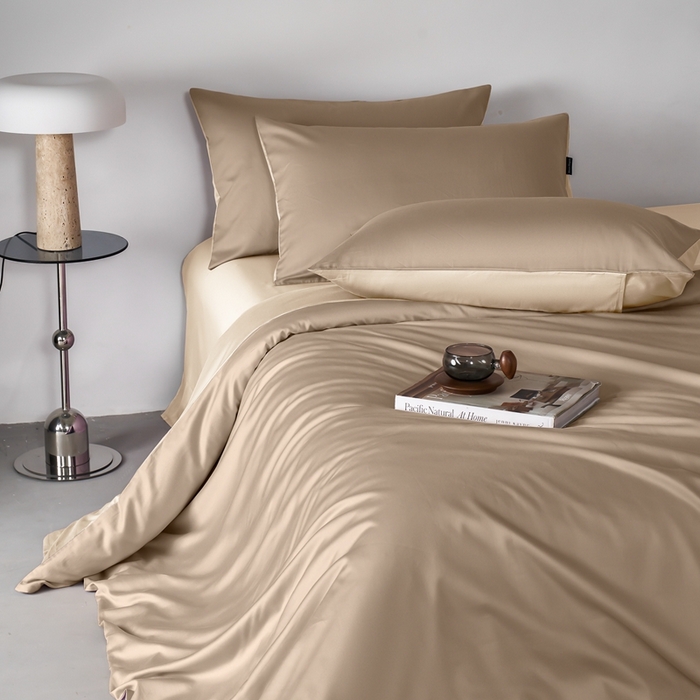 91家纺网 家纺一手货源 找家纺 秀色家纺 2025新款轻奢60支贡缎高支贡缎长绒棉全棉四件套简约纯色床上被套床单床笠式 米朵-亚麻咖+香槟金