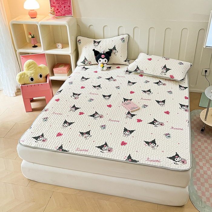 91家纺网 家纺一手货源 找家纺 金爱家 2024新款A类三丽鸥高品质可组合凉感丝乳胶席牛奶丝针织棉软糯夏被四件套 乳胶席-奶油甜筒库洛米