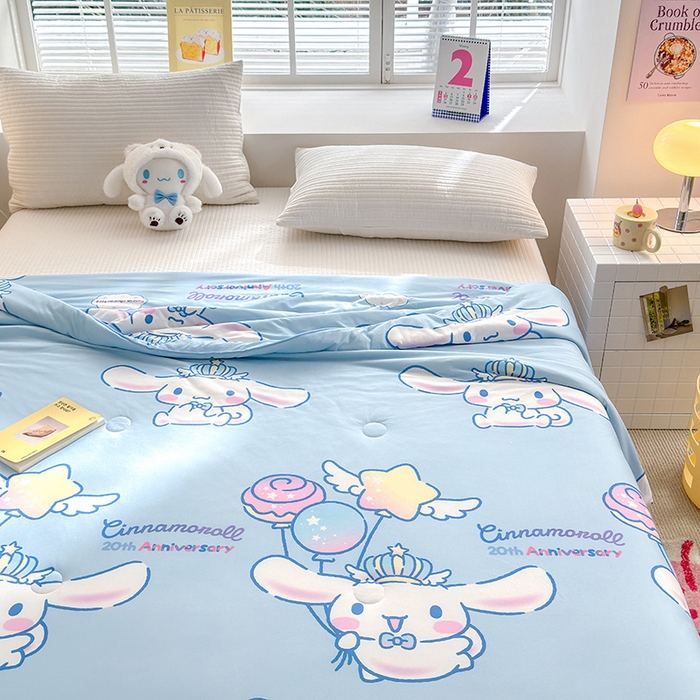 91家纺网 家纺一手货源 找家纺 博雅 2024新款三丽鸥正版系列A类牛奶丝软糯针织棉大豆纤维夏被 针织棉（带防伪标）旅行玉桂狗