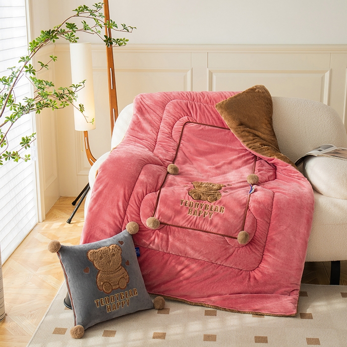 91家纺网 家纺一手货源 找家纺 枕芯真意 2024新款宝宝绒抱枕被 玫红