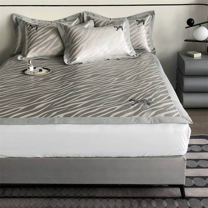 91家纺网 家纺一手货源 找家纺 三味舒屋 2025新款凉感马德里冰丝提花刺绣凉席 马德里米床席