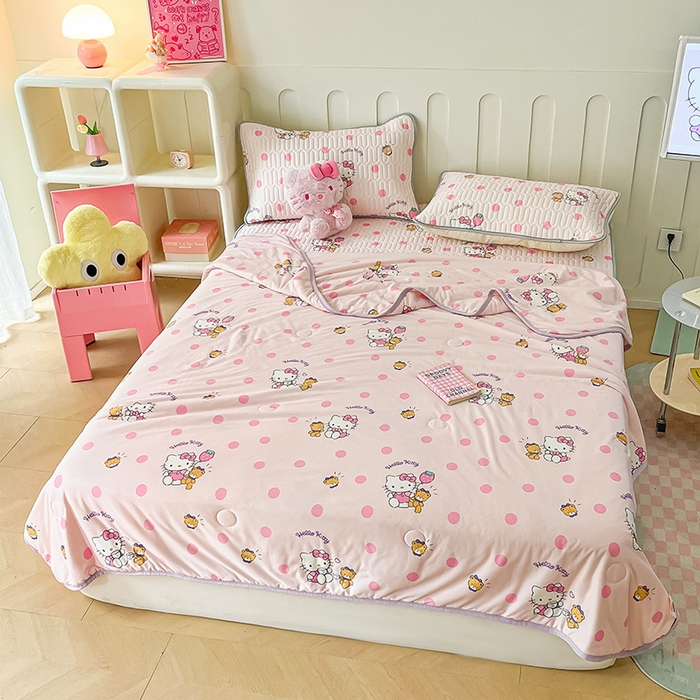 91家纺网 家纺一手货源 找家纺 金爱家 2024新款A类三丽鸥高品质可组合凉感丝乳胶席牛奶丝针织棉软糯夏被四件套 乳胶席-草莓kitty