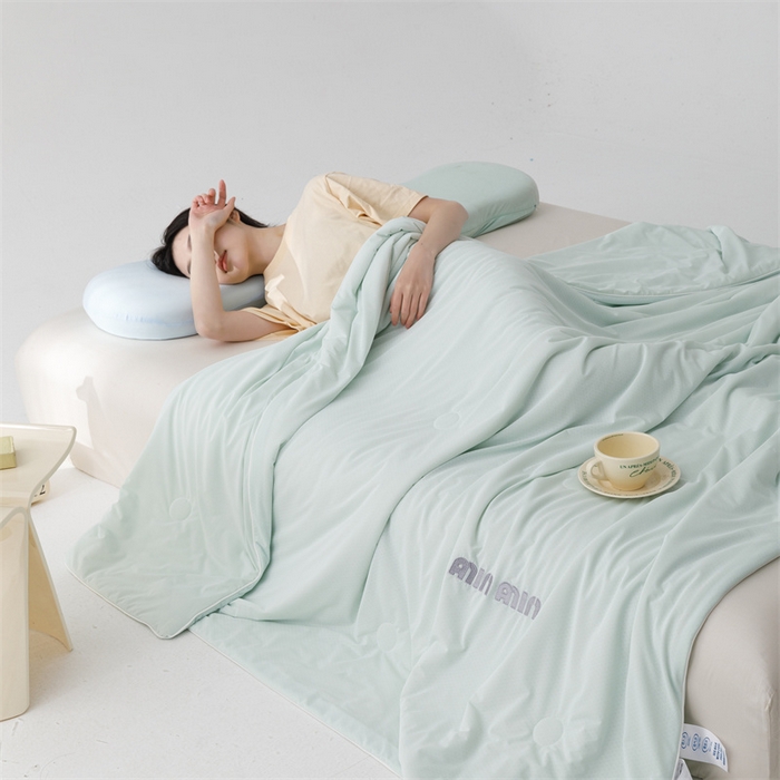 91家纺网 家纺一手货源 找家纺 丝幔家纺 2025新款A类提花绣花凉感夏被 被子被芯 淡雅绿