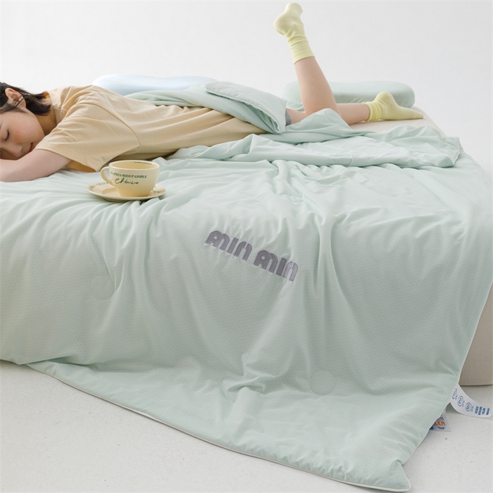 91家纺网 家纺一手货源 找家纺 丝幔家纺 2025新款A类提花绣花凉感夏被 被子被芯 淡雅绿