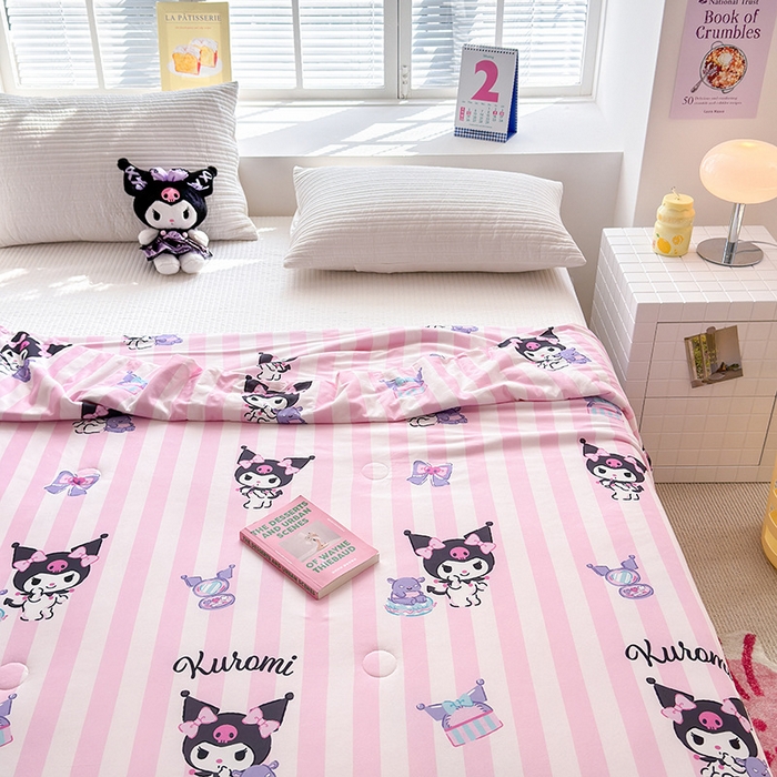 91家纺网 家纺一手货源 找家纺 博雅 2024新款三丽鸥正版系列A类牛奶丝软糯针织棉大豆纤维夏被 针织棉（带防伪标）粉条纹库洛米