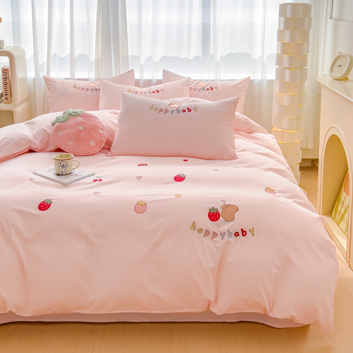 91家纺网 家纺一手货源 找家纺 亲亲公主 2025新款全棉可爱刺绣四件套 草莓熊