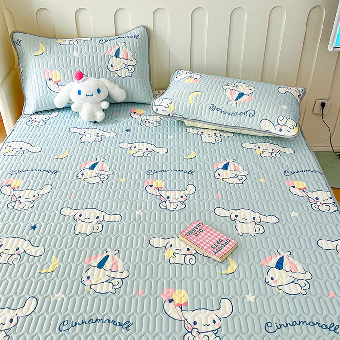 91家纺网 家纺一手货源 找家纺 金爱家 2024新款A类三丽鸥高品质可组合凉感丝乳胶席牛奶丝针织棉软糯夏被四件套 乳胶席-月亮玉桂狗