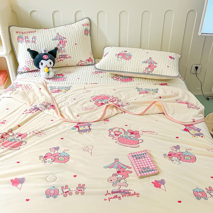 91家纺网 家纺一手货源 找家纺 金爱家 2024新款A类三丽鸥高品质可组合凉感丝乳胶席牛奶丝针织棉软糯夏被四件套 乳胶席-游乐园美乐蒂